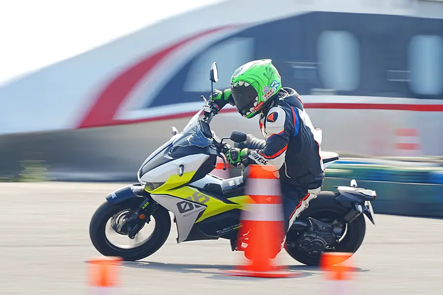 新生代スポーツモーターサイクルに相応しい斬新なデザイン 